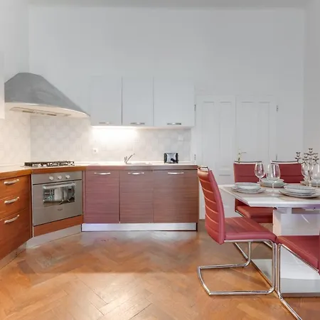 Luxury Riverside In The Center Of Apartment *