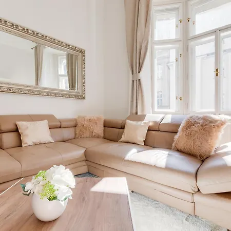 Luxury Riverside In The Center Of Prag