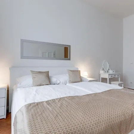 Апартаменты Luxury Riverside In The Center Of