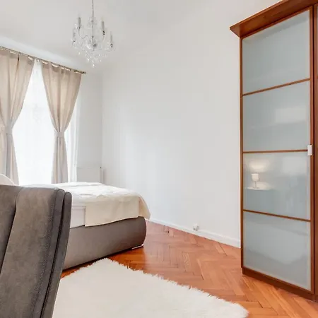 Luxury Riverside In The Center Of Daire Prag