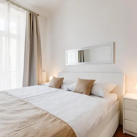 Luxury Riverside In The Center Of Daire Prag