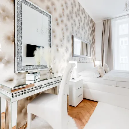 Luxury Riverside In The Center Of Daire Prag