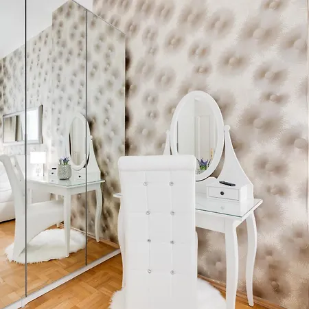 Luxury Riverside In The Center Of Daire Prag